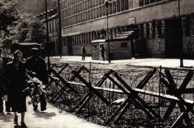 Después del asesinato del SS Brigadeführer Kutschera en febrero de 1944, las fuerzas de seguridad alemanas incrementaron en gran medida su nivel de alerta y la construcción de barreras físicas y búnkeres alrededor de sus cuarteles e instalaciones