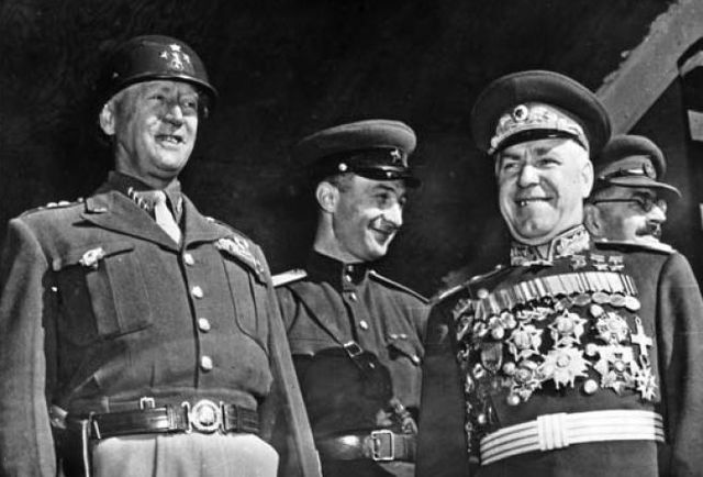 Patton junto al Mariscal de la Unión Soviética, Georgy Zhukov durante un desfile en Berlín el 7 de septiembre de 1945