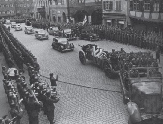 Tras el suicidio de Rommel, el 14 de Octubre de 1944, fue enterrado cuatro días más tarde en Ulm en una ceremonia presidida por el Generalfeldmarschall Von Rundstedt
