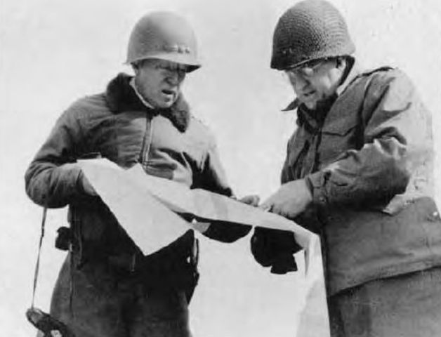 Patton discutiendo la situación de los combates junto al Major General Manton S. Eddy del XII Cuerpo de Ejército. Otoño de 1944