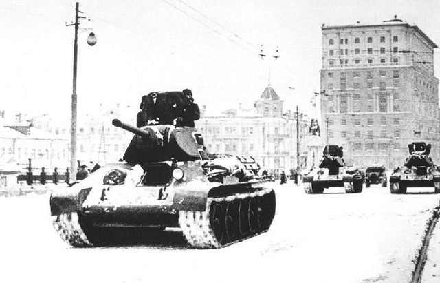 Tanques T-34 desfilando en Moscú antes de ser enviados al frente. Noviembre de 1941