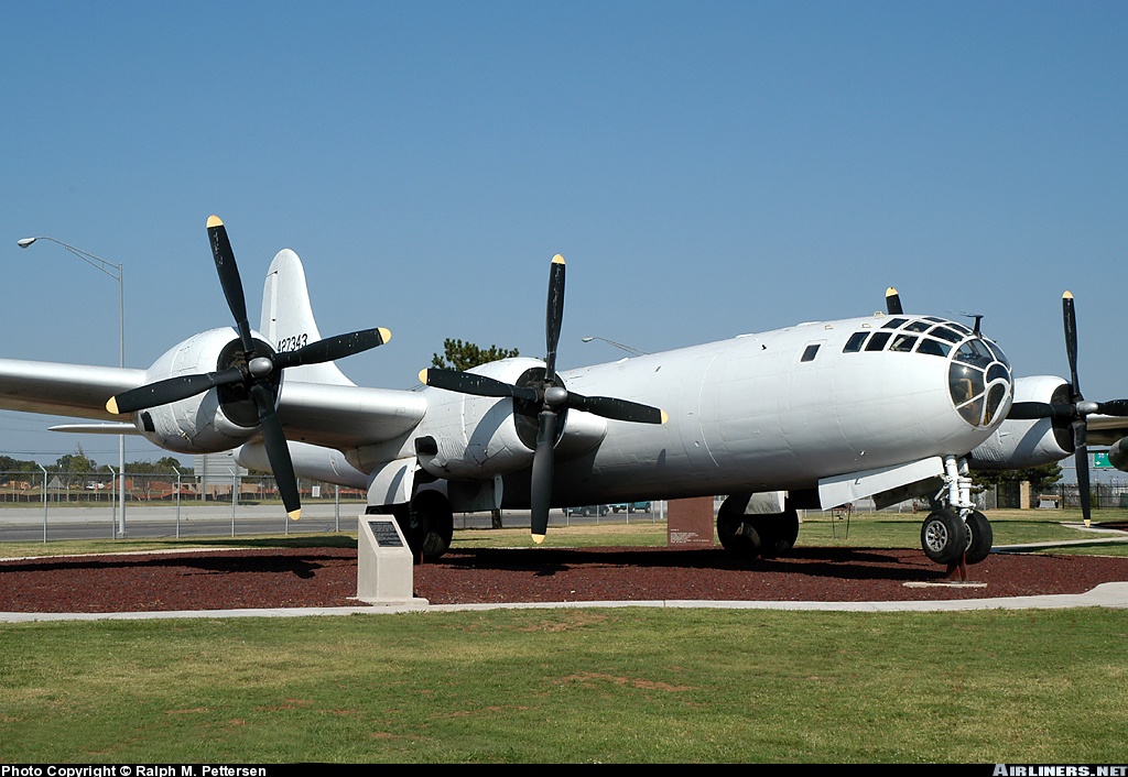 Boeing B-29 con número de Serie 44-27343 Tinkers Heritage exhibido en la Base Aérea de Tinker en Oklahoma City, Oklahoma