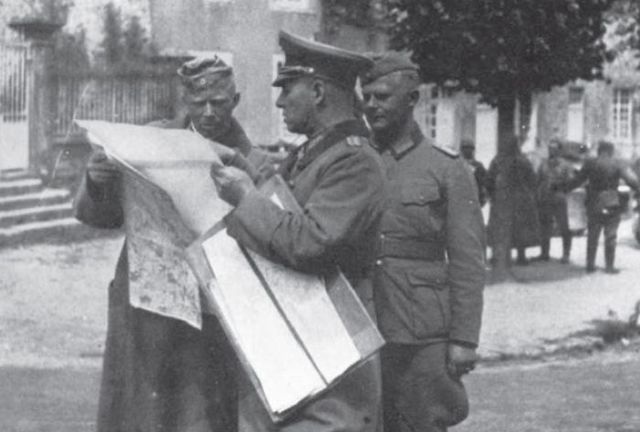 Mayo de 1940. Al mando de la 7ª Pz. Div. comprobando la situación en un mapa junto a sus oficiales