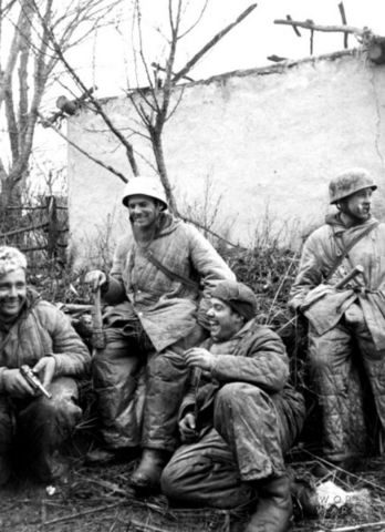 Grupo de paracaidistas en el Frente Oriental durante una pausa en los combates