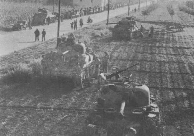 Shermans e infantería de la 22ª Brigada Acorazada camino a Nápoles