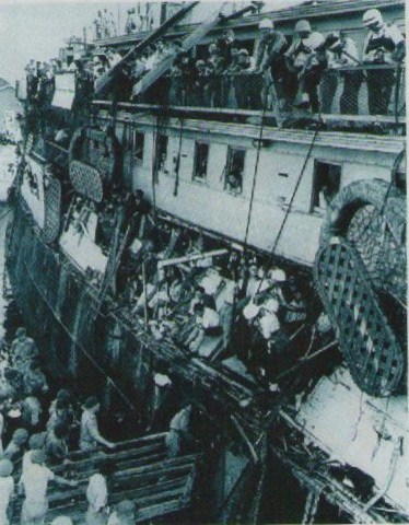 El Exodus con su carga 4.300 refugiados e inmigrantes judíos llega de Europa y es interceptado por la autoridad inglesa que lo devuelve a Alemania, julio de 1947