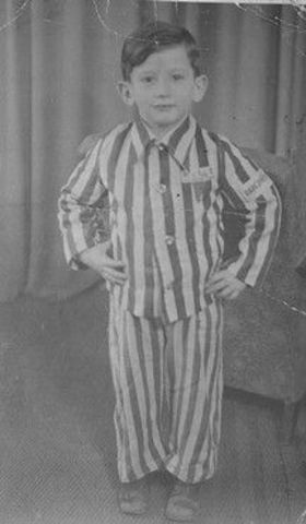 Retrato de Joseph Schleifstein vistiendo su uniforme de campo de concentración un año o dos después de su liberación