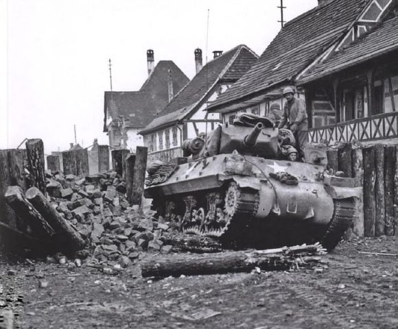 En la imagen, un cazacarros norteamericano M-10 del 654 Batallón de Destructores de Tanques apoyando una acción de la 45ª División de Infantería cerca de Lembach, en los Vosgos Bajos. 14 de Diciembre de 1944