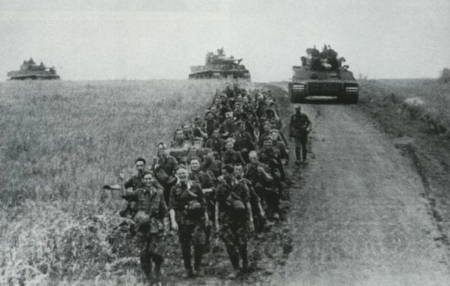 Tigers e infantería avanzando durante la Operación Zitadelle. Julio 1943