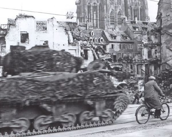 Las unidades de blindadas francesas de la 2ª División Blindada de Leclerc entraron en Estrasburgo el 23 de noviembre de 1944