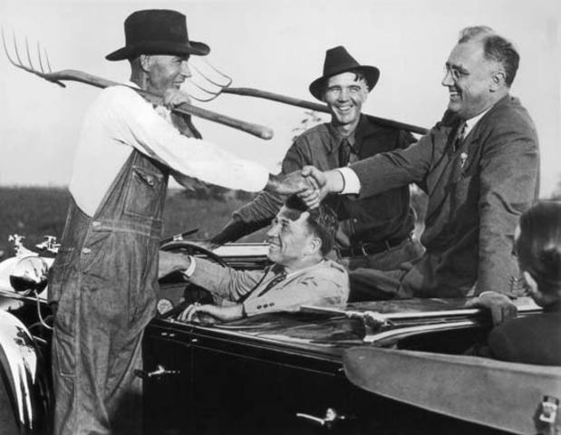 Roosvelt saludando a un granjero de Georgia en 1932