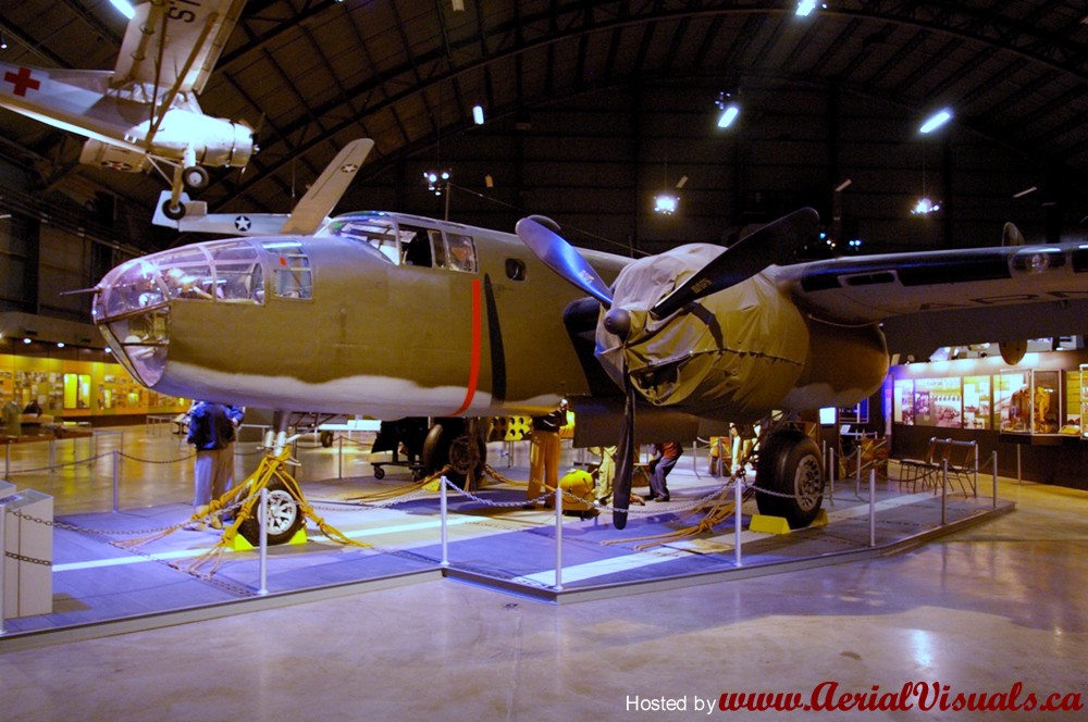 North American B-25D-30NC Mitchells número de Serie 100-23700 02344 conservado en el National Museum of the United States Air Force en Dayton, Ohio