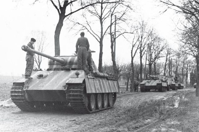 Columna de carros Panther haciendo una pausa durante el avance en dirección al Mosa. Diciembre de 1944