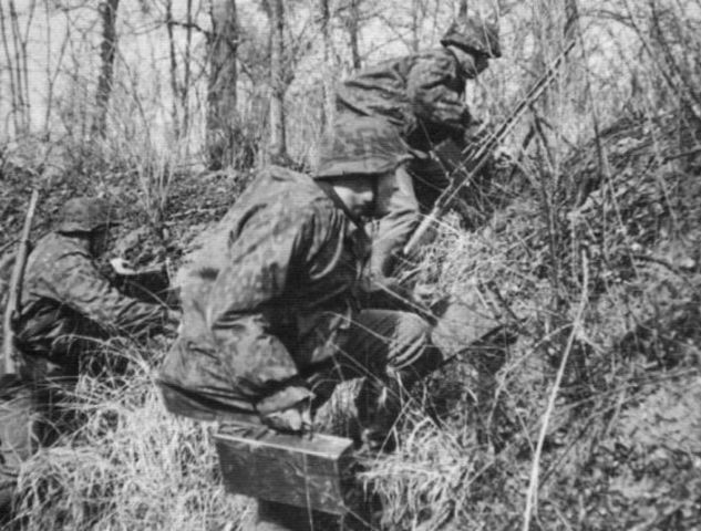 Hombres de la LSSAH en una cuneta durante los combates en Francia. Mayo 1940