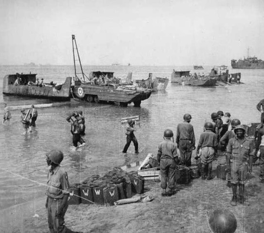 Soldados afroamericanos descargando suministros en la playa de Salerno. 18 de septiembre de 1943