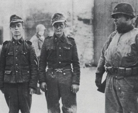 Jóvenes soldados de las Waffen SS capturados por tropas norteamericanas en las Ardenas