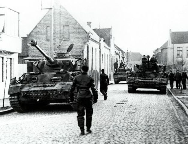 Columna de Panzer IV de la 12ª SS Pz. Div. Hitlerjugend en una población cercana a Caen, Normandía. 7 de Junio de 1944. Esta división tuvo su debut durante la batalla de Normandía