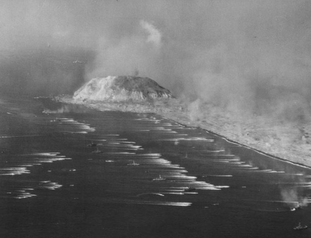 Espectacular panorámica del desembarco de Iwo Jima con el Monte Suribachi al fondo