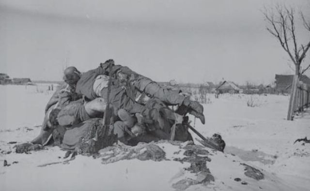 Soldados soviéticos muertos apilados en las afueras del Kholm. El Kampfgruppe Scherer causó numerosas bajas al 3er Ejército de Choque soviético