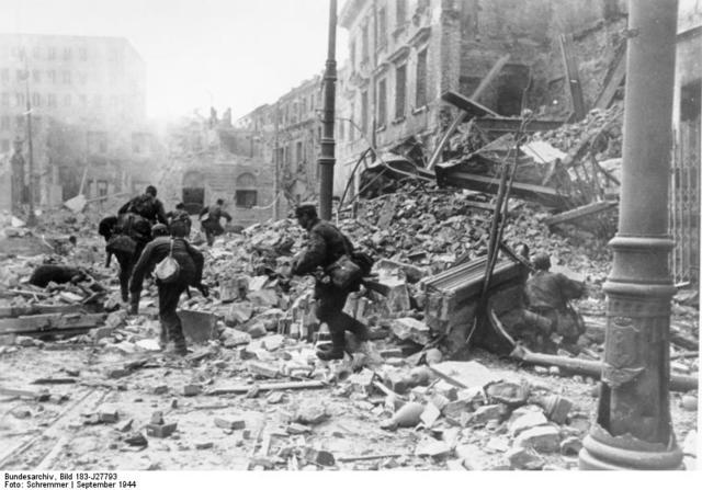 Infantería alemana en las calles de Varsovia