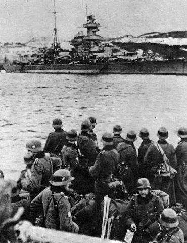 Tropas alemanas transportadas hacia Oslo. Al fondo, el crucero pesado Admiral Hipper