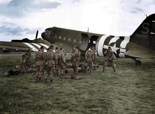 Paracaidistas de la 506th se preparan para abordar un C-47 con destino a Normandía. Fotografía coloreada digitalmente