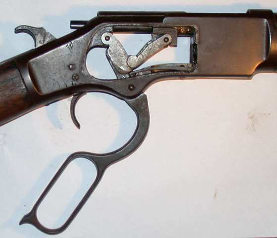 Sistema de obturador articulado también llamado de rodilla del Winchester, fue usado posteriormente en armas como la pistola Luger