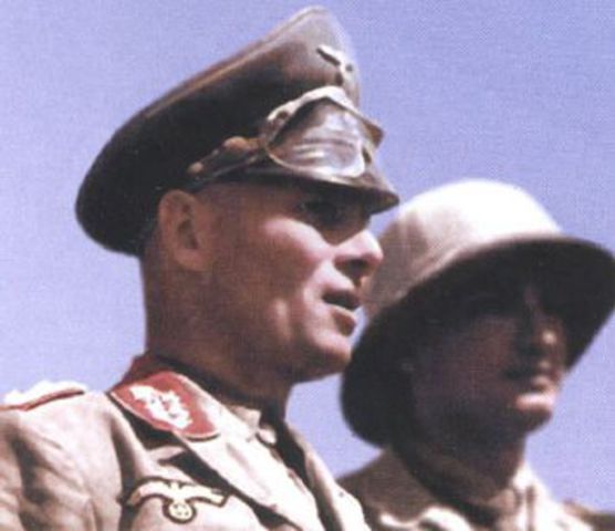 Rommel con uniforme tropical, junto a un subalterno. Nótese que lleva unas gafas de protección británicas