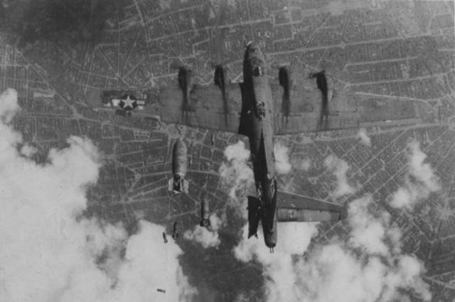Poco después de haber impactado la bomba con el B-17 la máquina se estrelló, los once miembros del equipo resultaron muertos