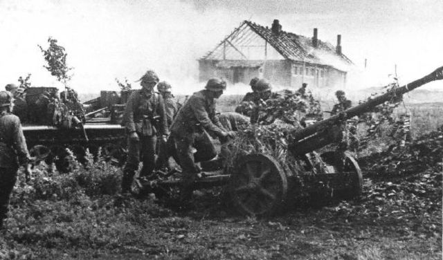 Tropas de la Grossdeutschland manejando un antitanque de 75 mm