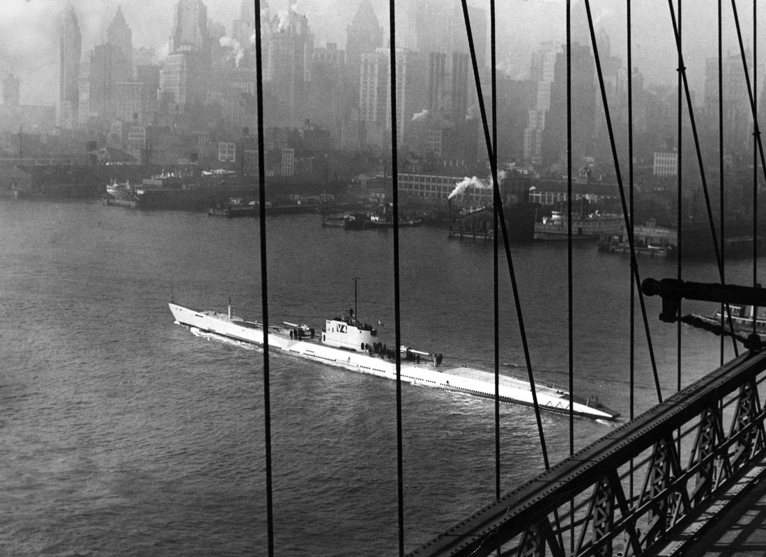 El V-4 SF-7 atravesando el Río Hudson, a su paso por New York, en 1929
