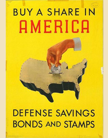 Una mano deja caer una moneda en un banco de ahorros en forma de un mapa de los EEUU