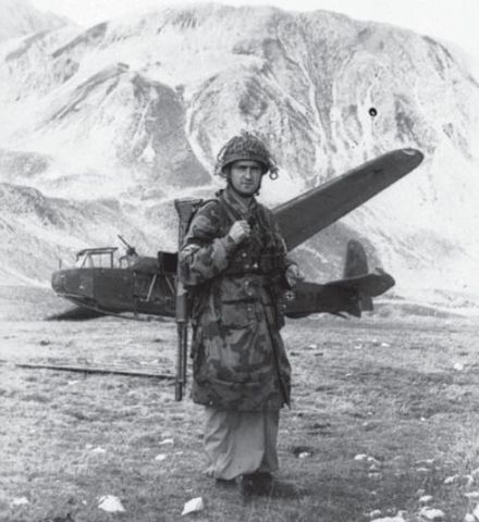Fallschirmjäger durante el rescate de Mussolini en el Gran Sasso. Lleva un fusil automático FG 42, exclusivo de las tropas paracaidistas alemanas