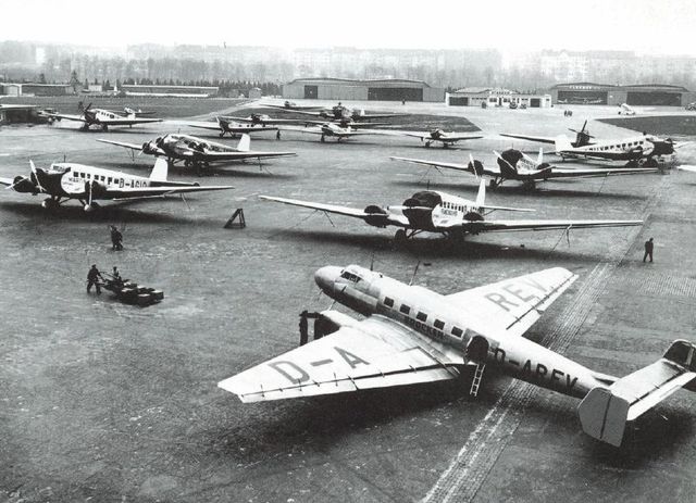 Los principios de la Luftwaffe. En la imagen el aeropuerto de Berlín-Tempelhof en 1936 con aviones de pasajeros Junkers Ju 86 junto a los Junkers Ju 52