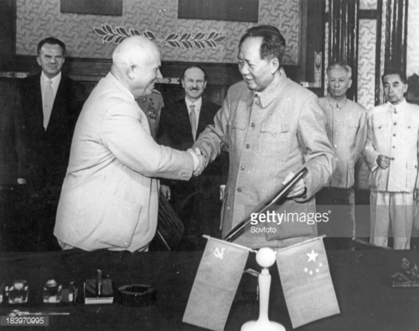 Nikita Jrushchov con Mao Zedong en 1958