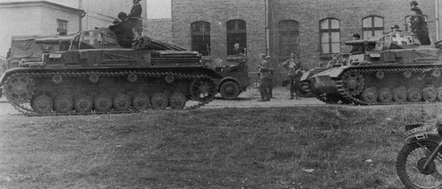 Panzers IV en una población en las proximidades de Varsovia