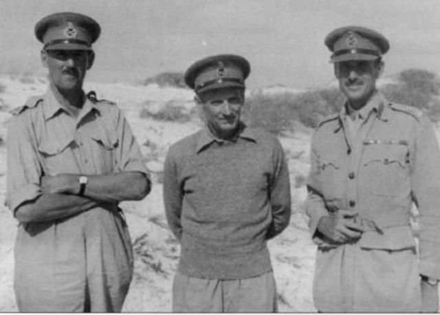 En el centro el Teniente General sir Bernard Montgomery. Junto a él dos de sus jefes de cuerpo, a la izquierda Oliver Leese, XXX cuerpo, y Herbert Lumsden, X cuerpo
