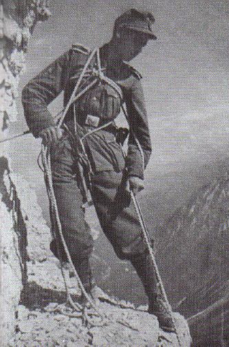 Suboficial Gebirsgjäger durante un ejercicio de escalada en alta montaña