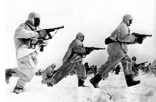 Soldados soviéticos traídos de Extremo Oriente lanzan un contraataque en sur de Moscú