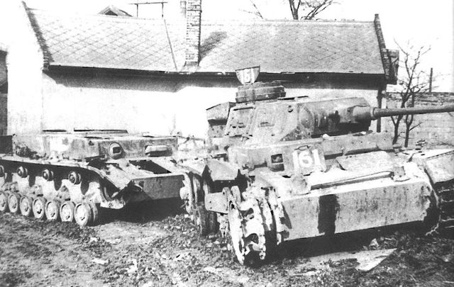 En primer plano, un Panzer III Ausf L puesto fuera de combate en Ucrania durante la primavera de 1944. En segundo plano, un Panzer IV que ha perdido su torreta