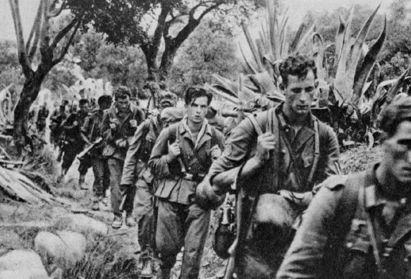 Columna de Gebirgsjägers en persecución de las tropas neozelandesas en Creta