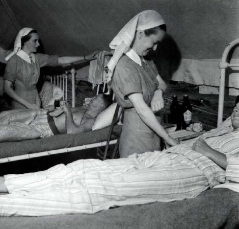 Enfermeras australianas atendiendo a los heridos en un hospital de campaña durante los combates por el sendero de Kokoda, Nueva Guinea