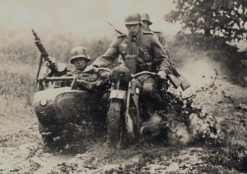 Miembros de la Wehrmacht atravesando el fango en una BMW R12 con sidecar