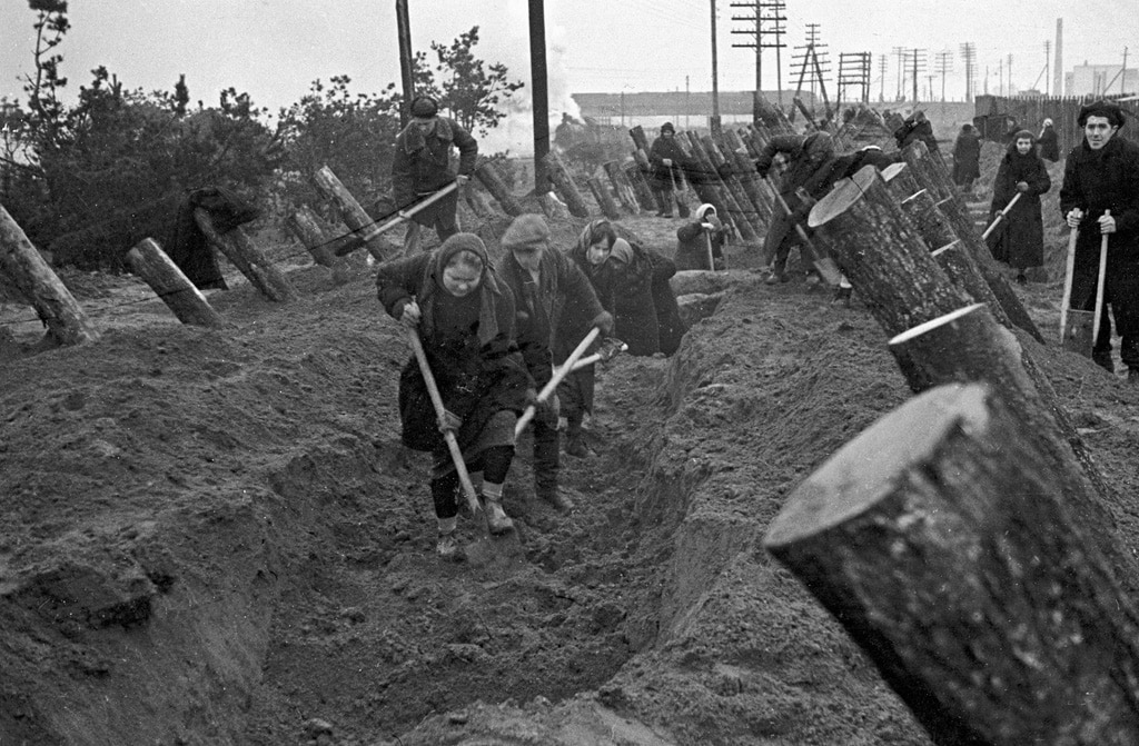 Voluntarios civiles cavan zanjas antitanque antes de la llegada del ataque alemán
