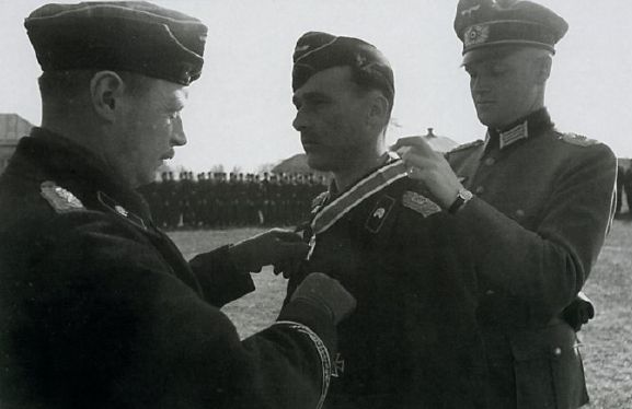 Imponiendo una Cruz de Caballero de Primera Clase a un oficial destacado durante los combates de Kharkov