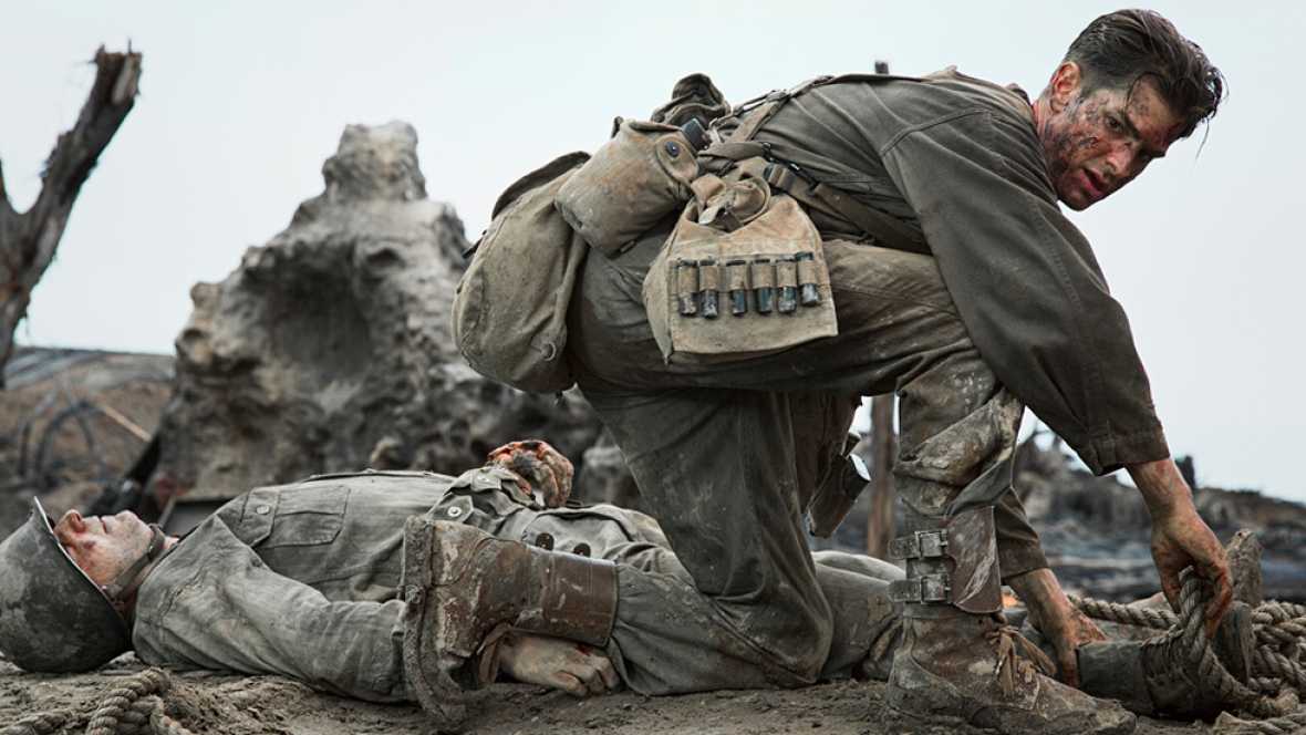 Fotograma de la película Hasta el último hombre, de Mel Gibson, que narra la experiencia en combate del soldado Desmond Doss, el primer objetor de conciencia en ganar la Medalla de Honor del Congreso por salvar la vida a varios de sus compañeros
