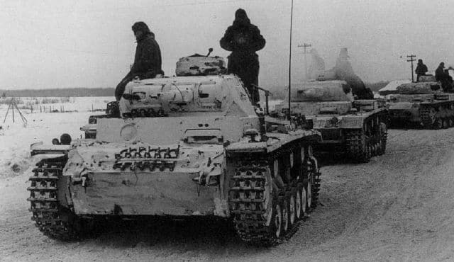 Columna de Panzers III en retroceso hacia Viazma después del fracaso frente a Moscú. Enero de 1942