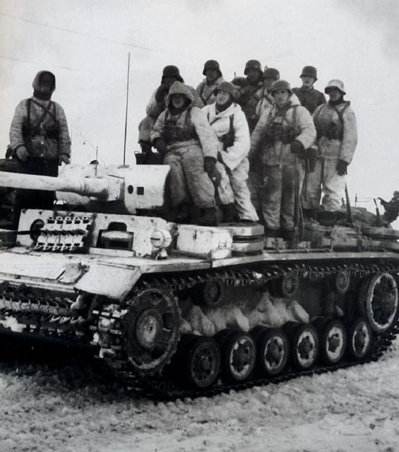 Panzer III y granaderos de la división Grossdeutschland fotografiados en el Frente Oriental a finales de 1942
