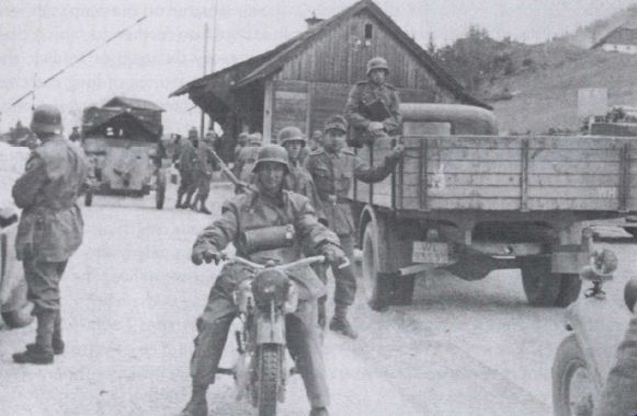 Gebirgsjägers cruzando la frontera polaca por las montañas de Eslovaquia. Septiembre de 1939